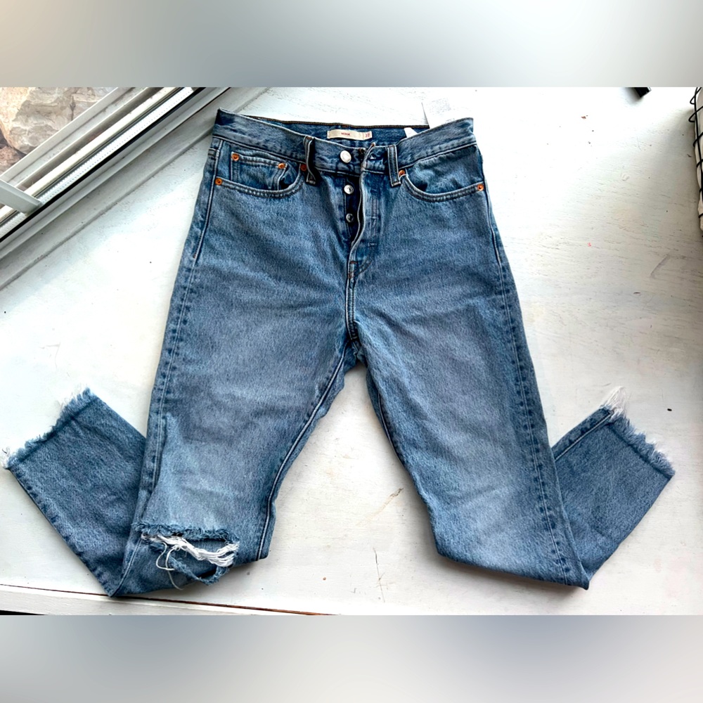 Levi’s Wedgie big “E” light wash distressed jeans high waist